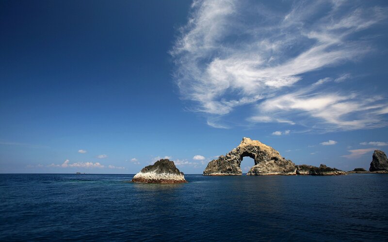 Natural rock arch in the sea