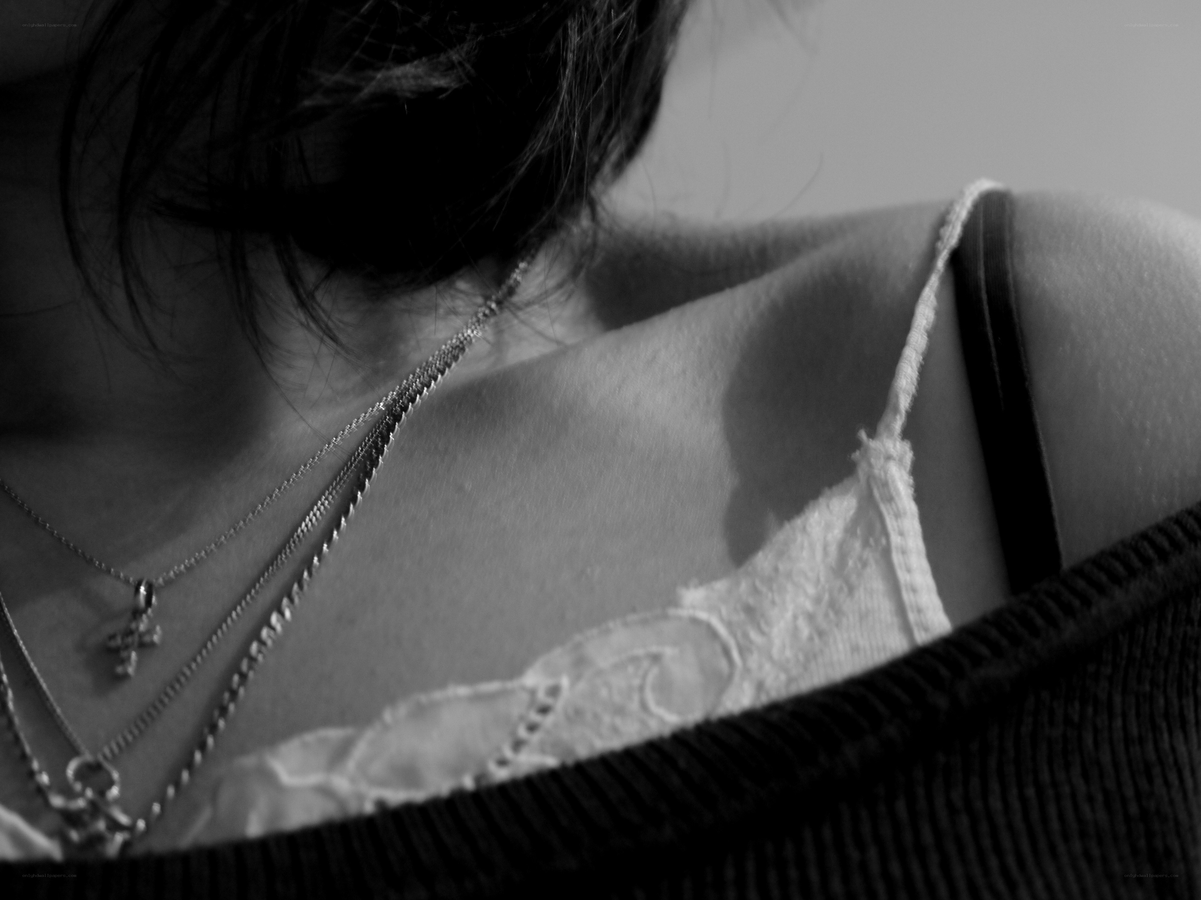 Neck and shoulder detail
