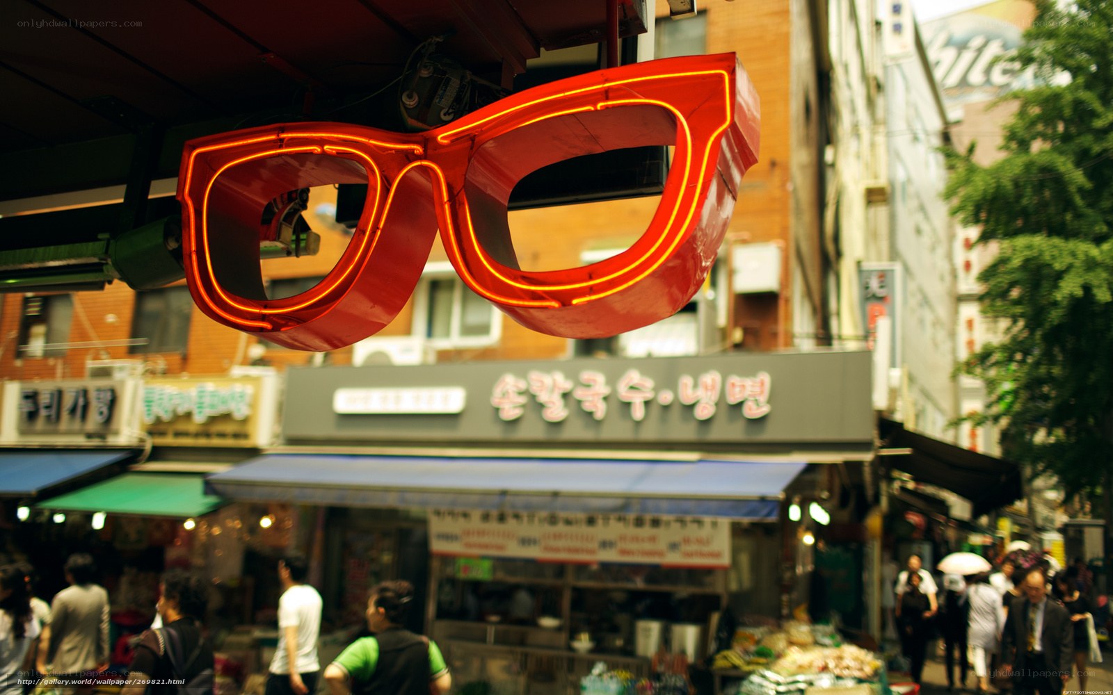 Neon glasses sign in Seoul market