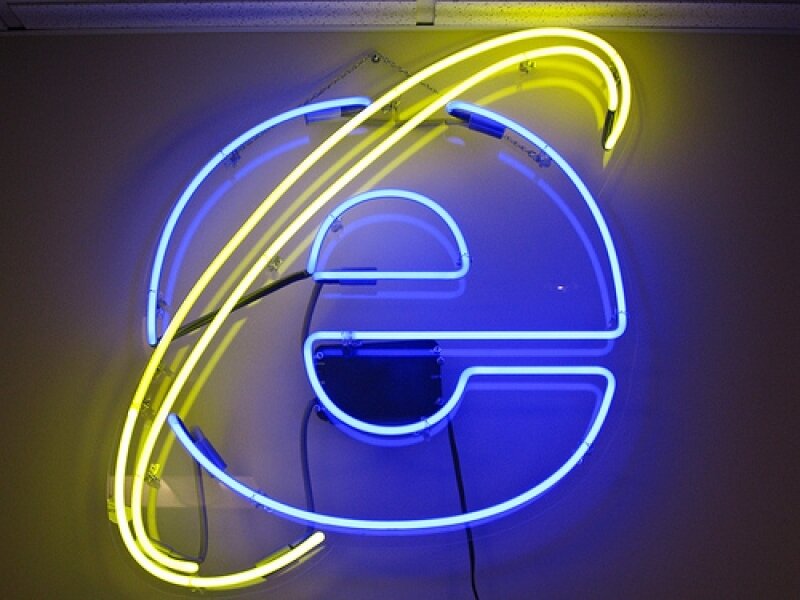 Neon sign of the Internet Explorer logo