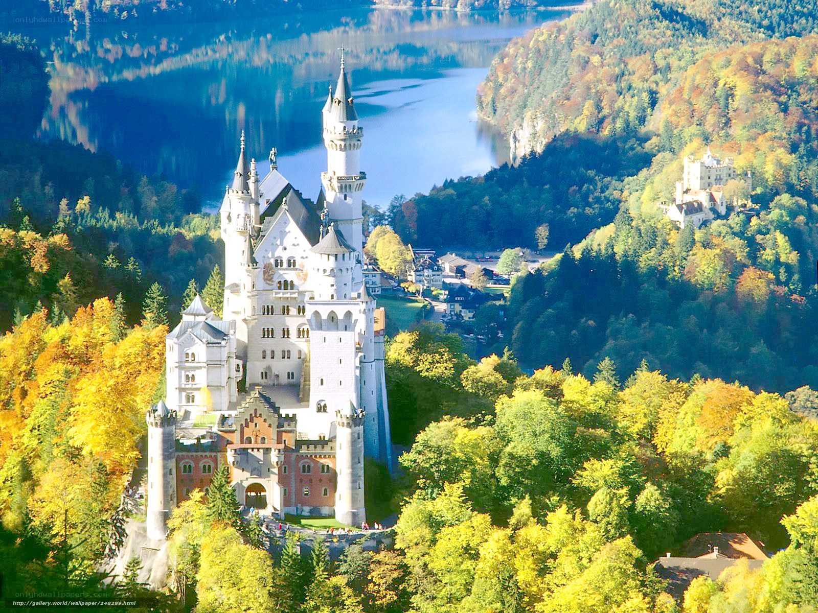 Neuschwanstein Castle in autumn