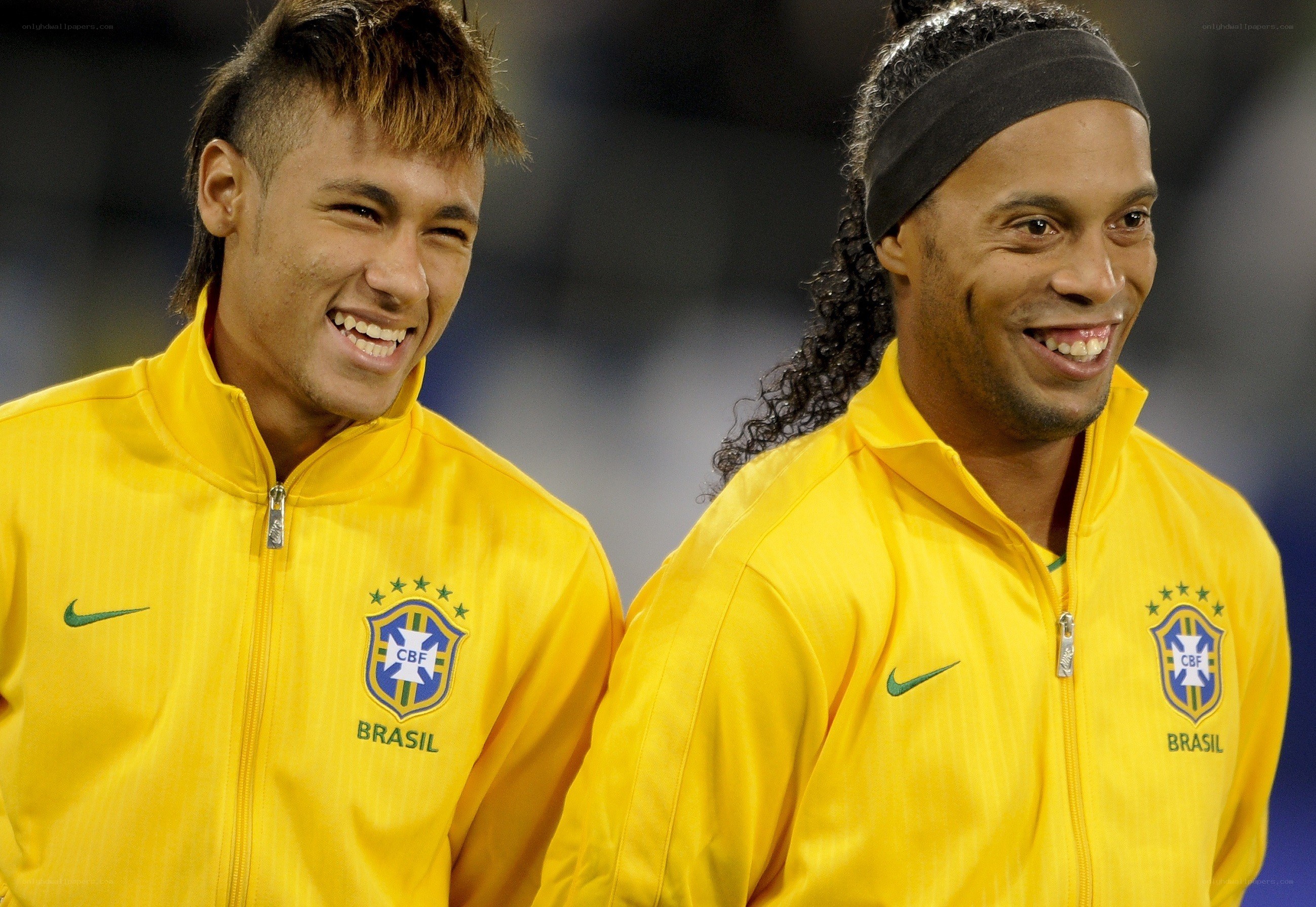 Neymar and Ronaldinho smiling