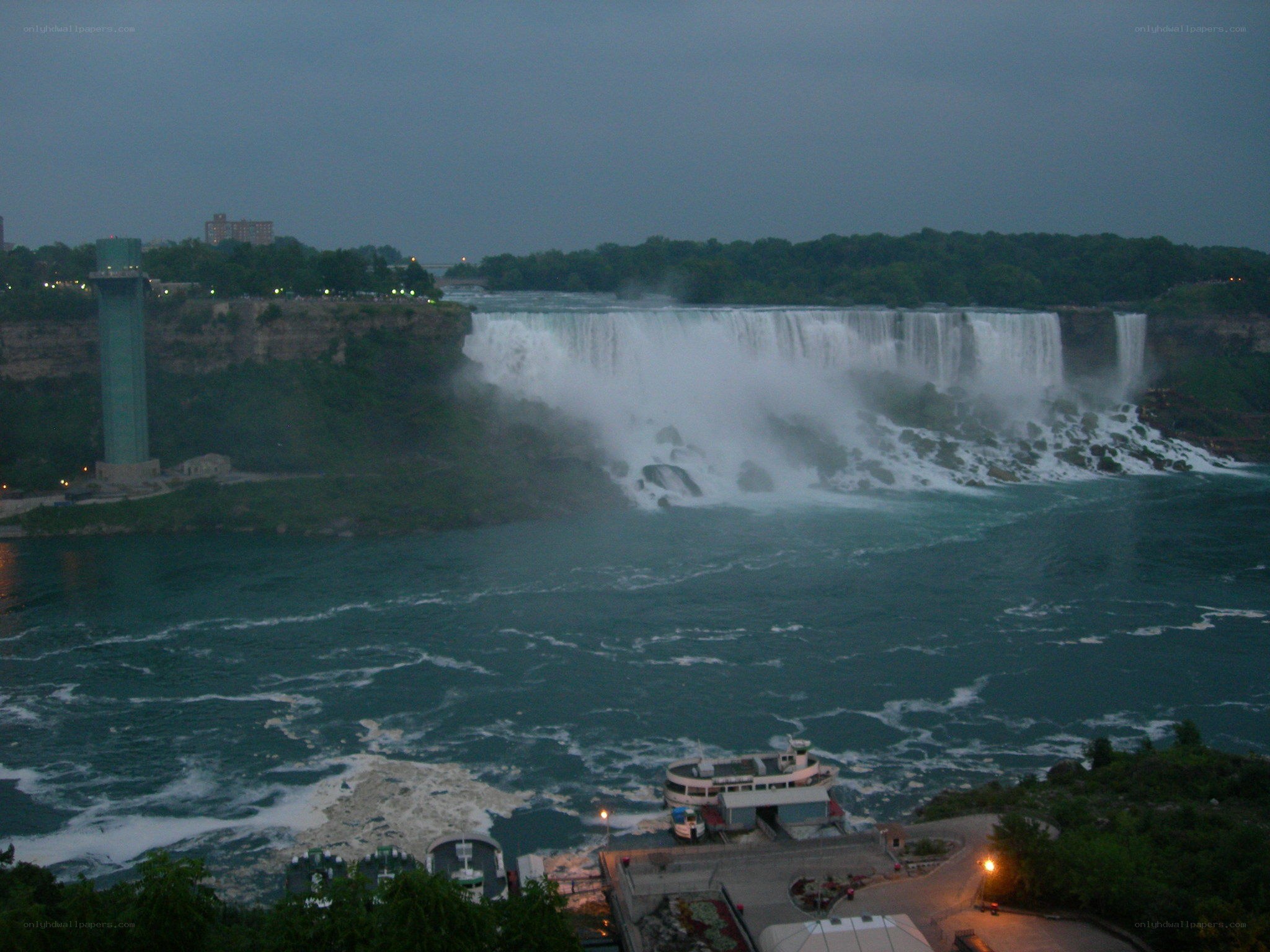 Niagara Falls at dusk