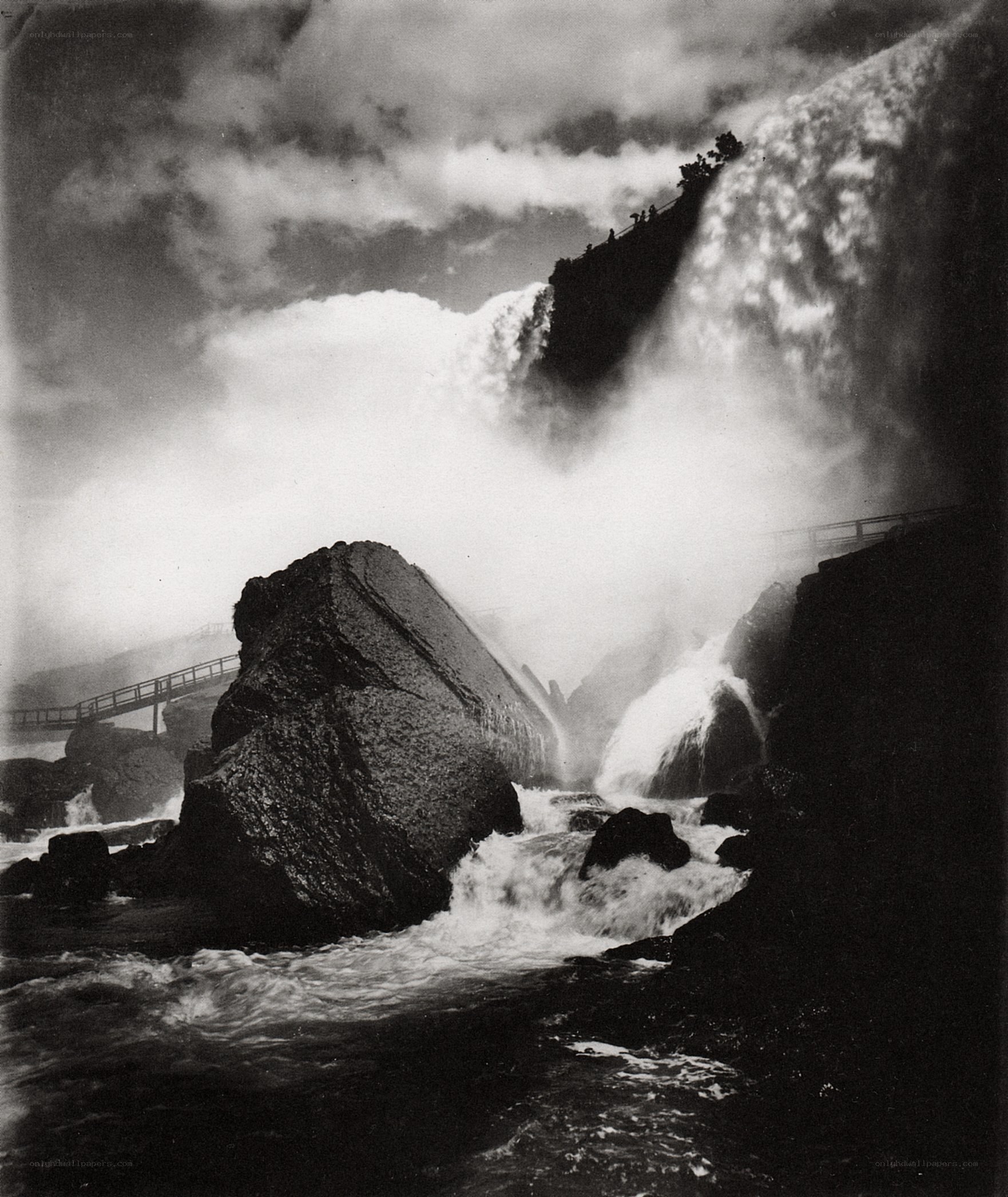 Niagara Falls in Black and White