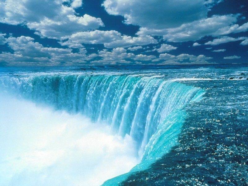Niagara Falls under a cloudy sky