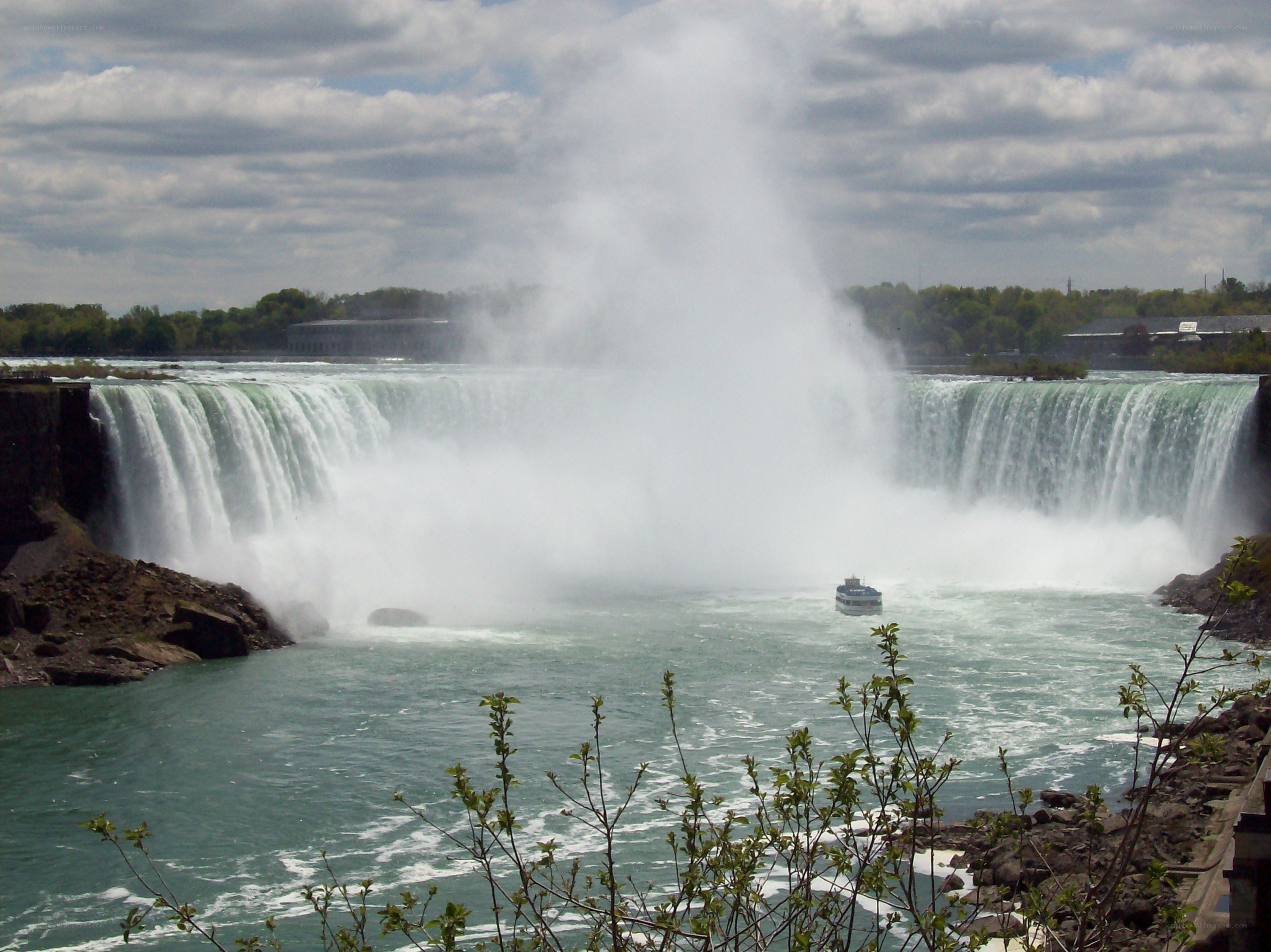 Niagara Falls with tour boat