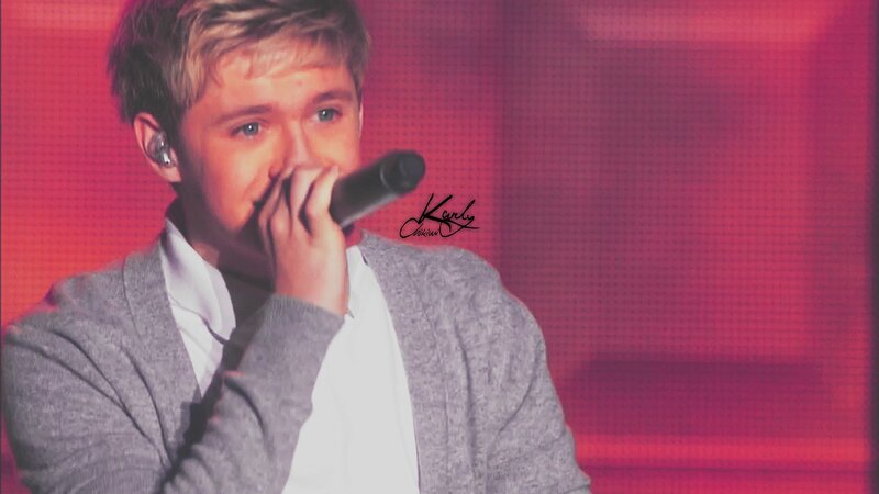 Niall Horan singing on stage