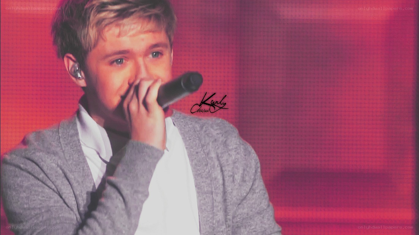 Niall Horan singing on stage