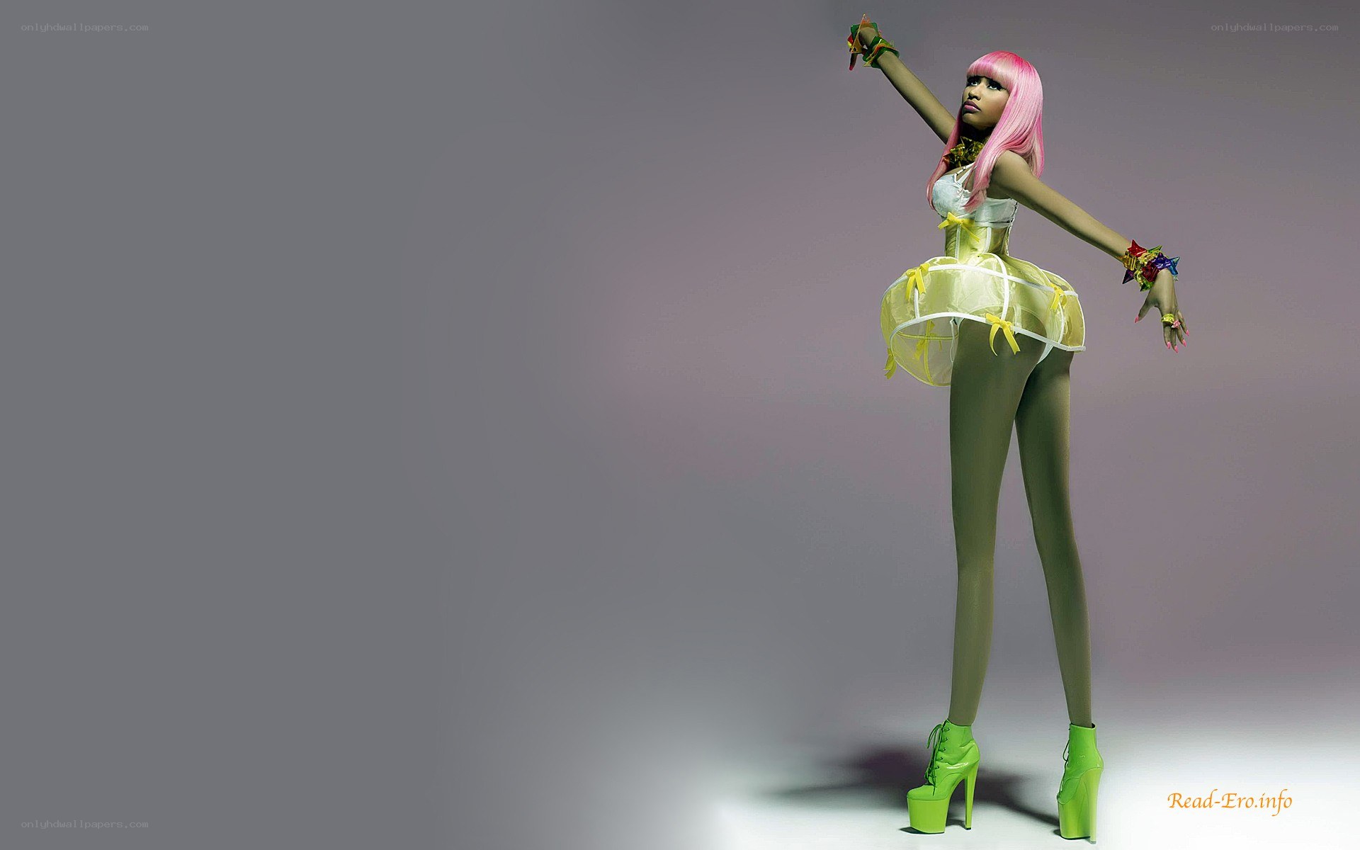 Nicki Minaj in pink wig