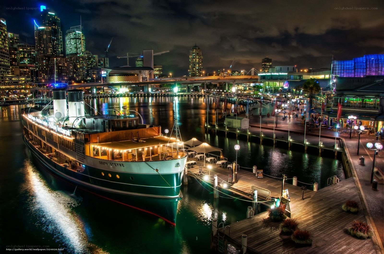 Night at the harbor