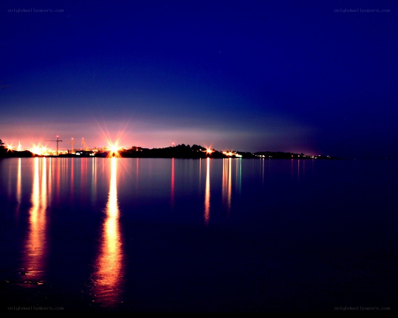Night lights on the water