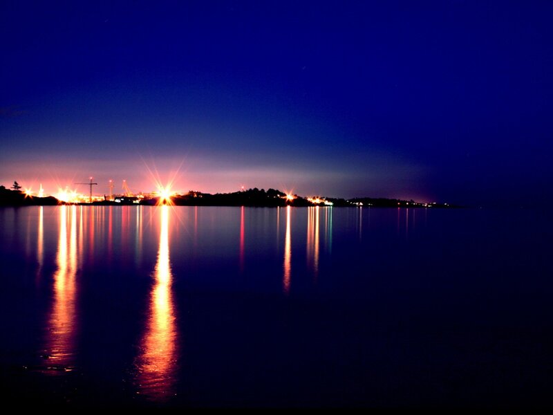 Night lights on the water