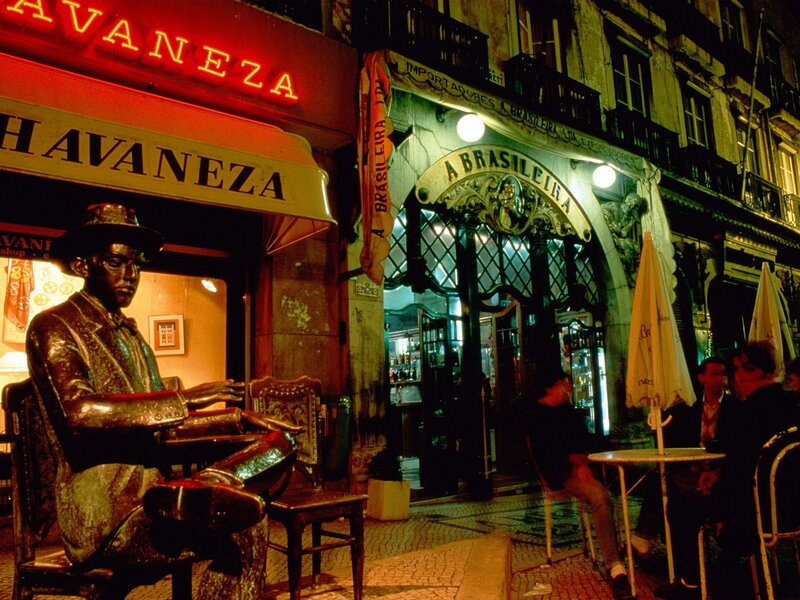 Night scene at A Brasileira café