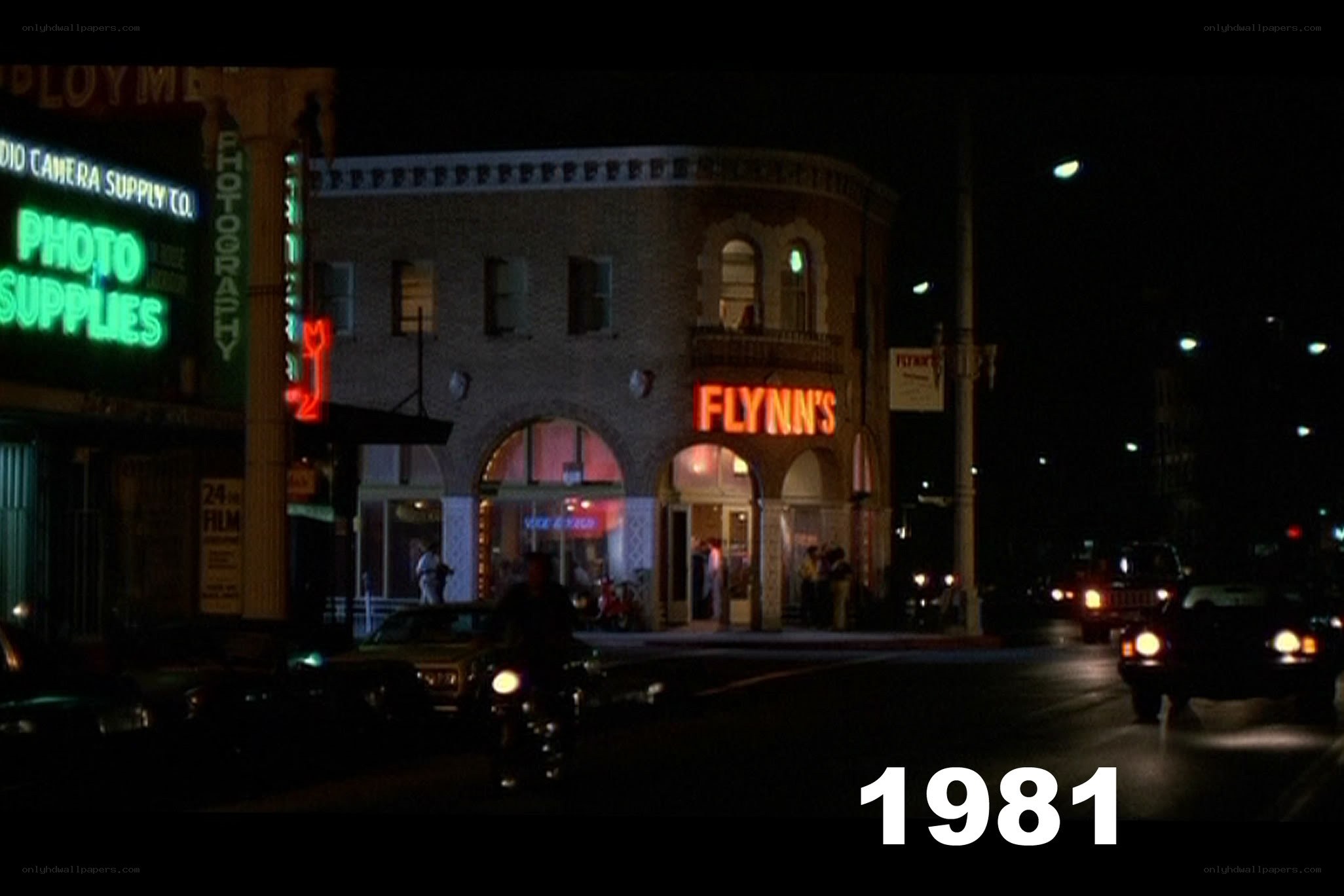 night scene at flynn's bar
