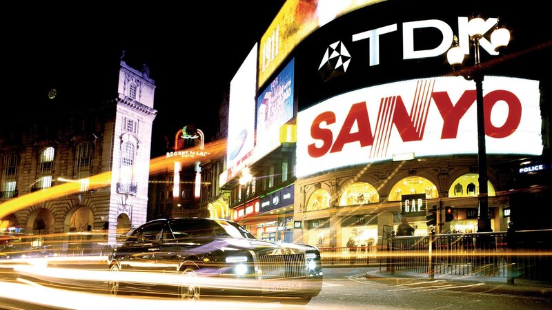 Night scene in London's Piccadilly Circus
