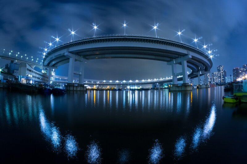 Night view of a curved bridge