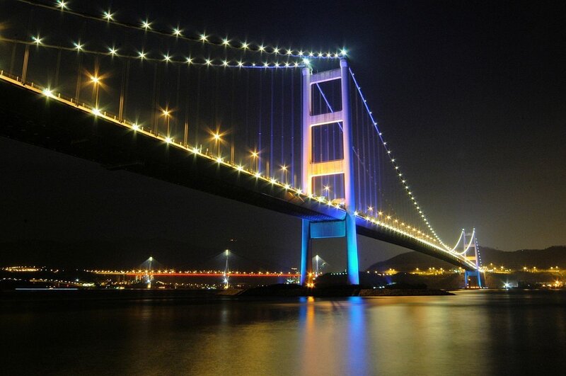 Night view of a lit suspension bridge