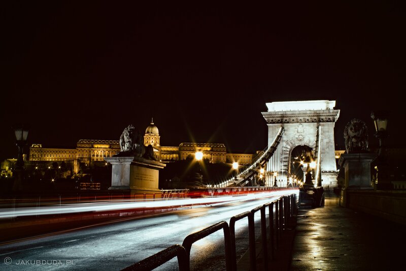 Night view of Chain Bridge
