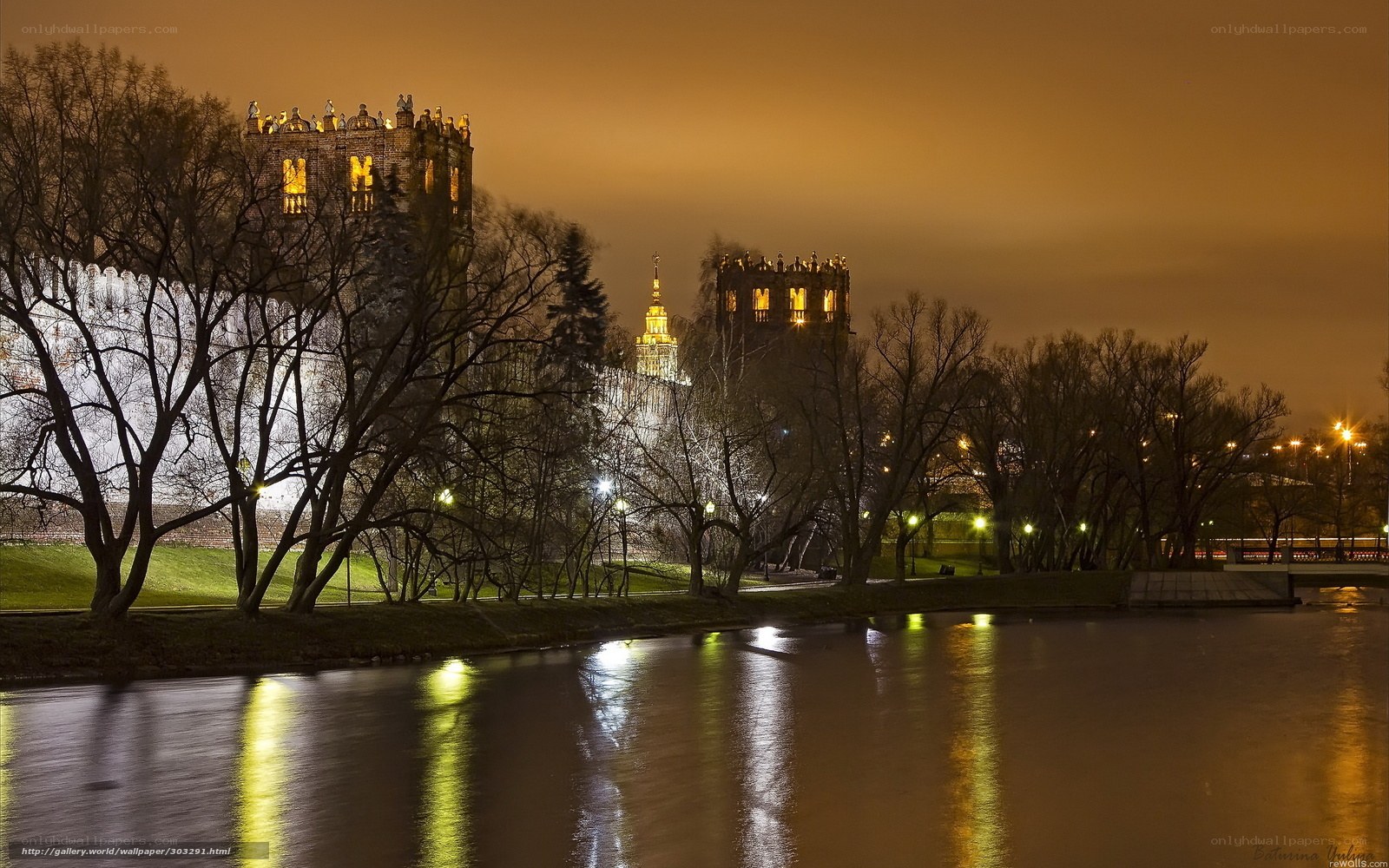 Night view of Kremlin towers