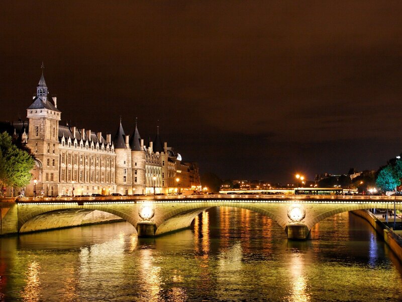 Night view of Paris bridge