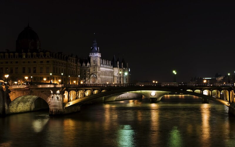 Night view of Paris bridge