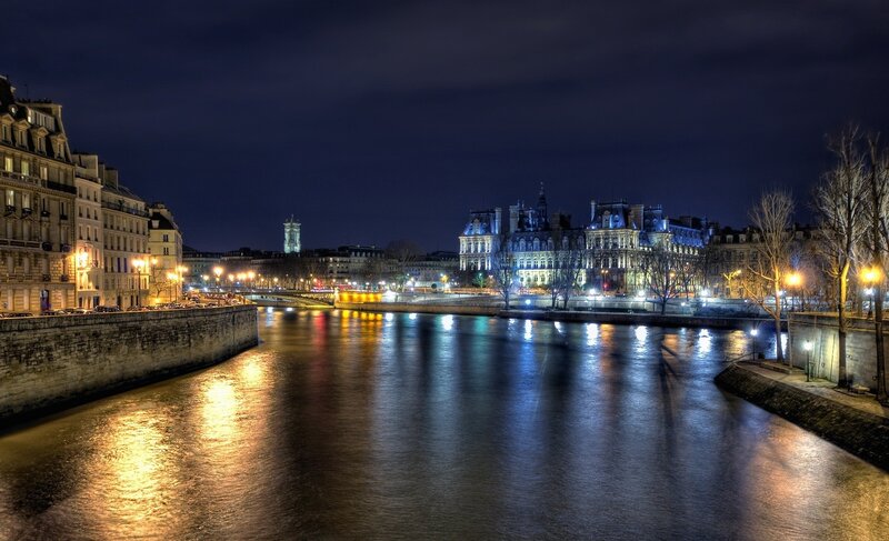Night view of Paris river