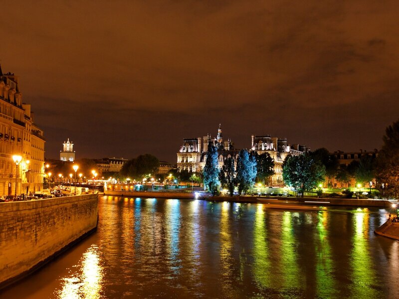 Night view of Paris river