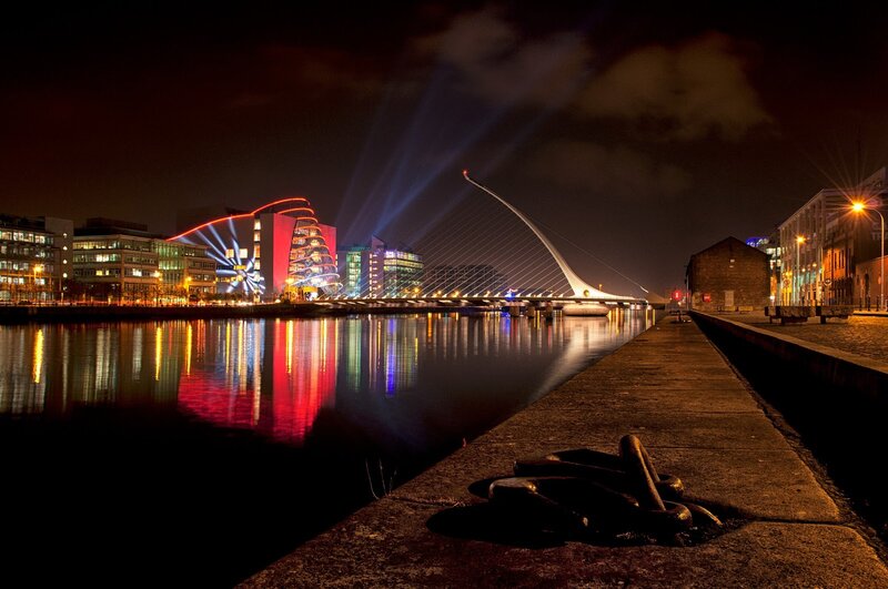 Night view of Samuel Beckett Bridge