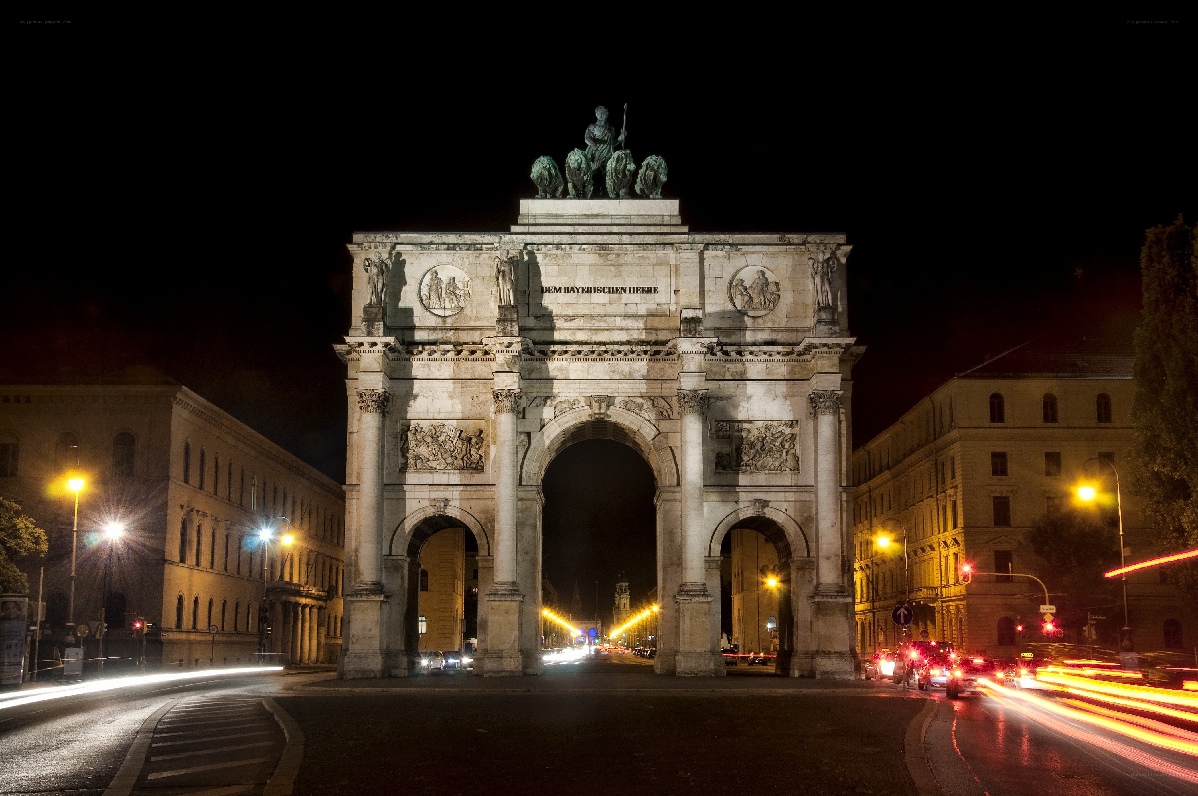 Night view of Siegestor