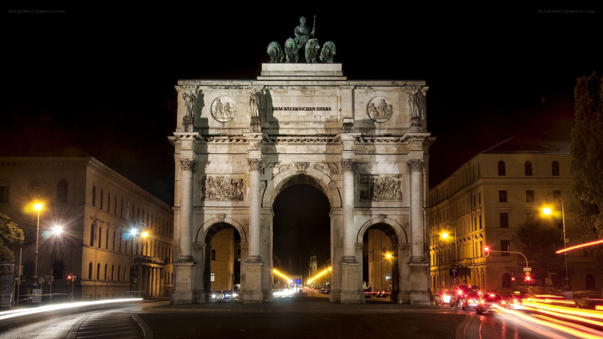 Night view of Siegestor