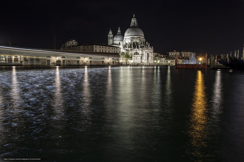 Night view of Venice architecture
