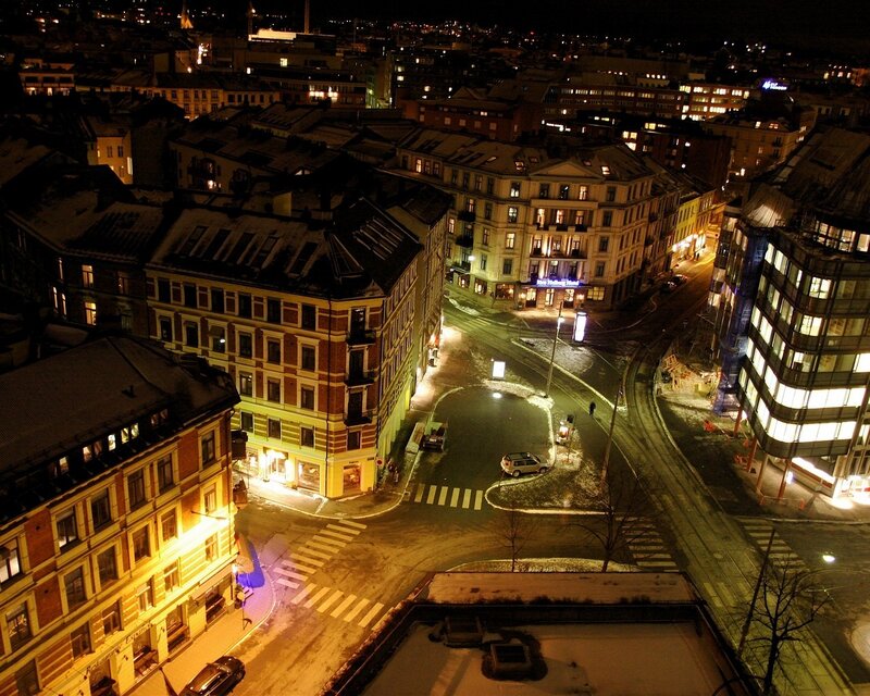 Nighttime City Intersection — Yellow, Calm