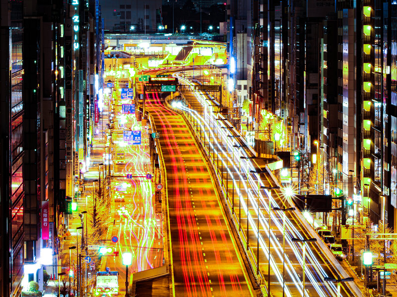Nighttime City Traffic — Yellow, Dynamic