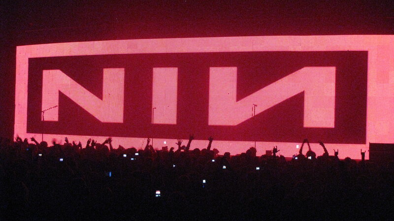 NIN concert crowd