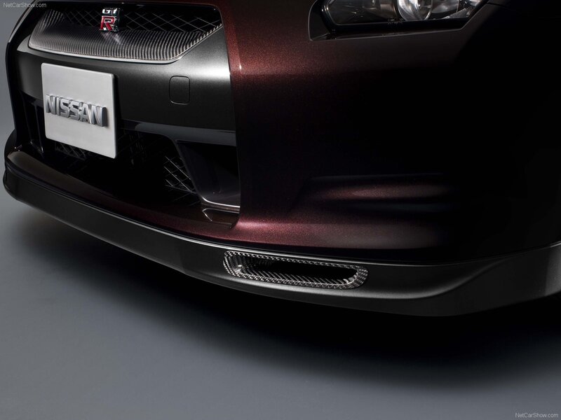 Nissan GT-R front bumper detail
