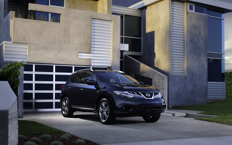 Nissan Murano in front of modern home