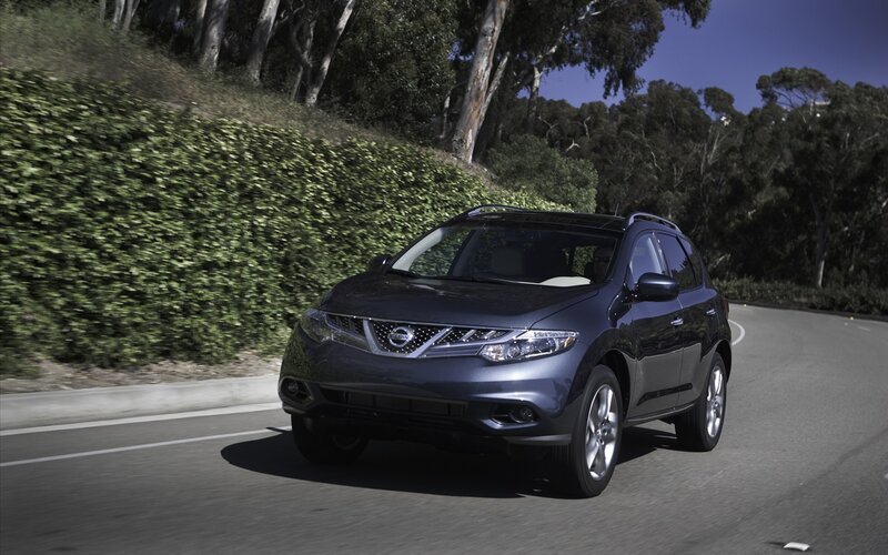 Nissan Murano on a winding road