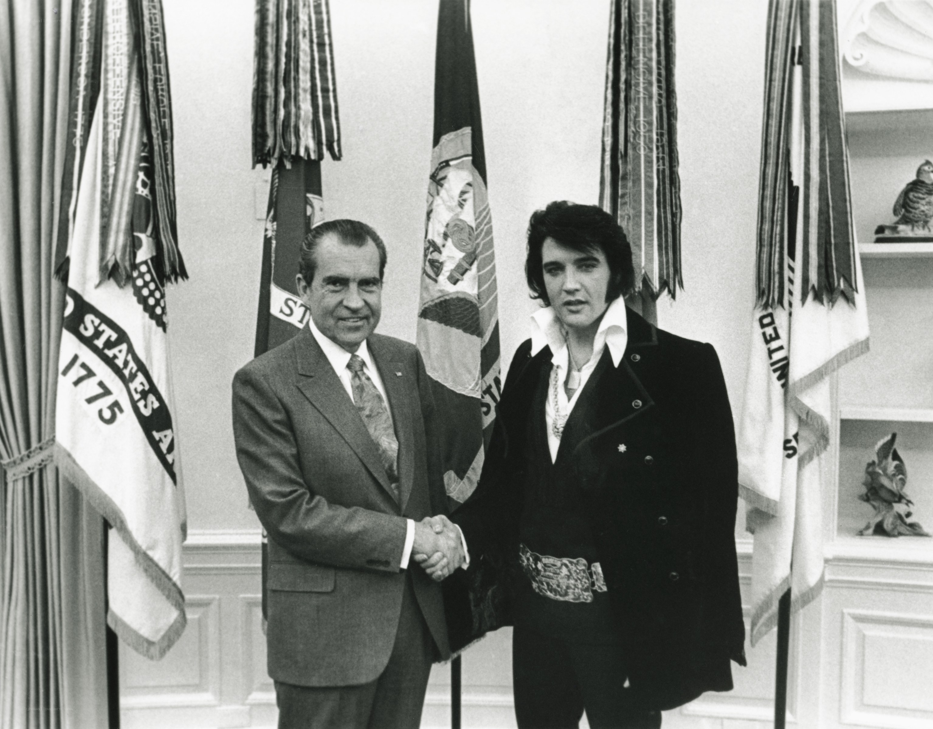 Nixon and Elvis shake hands
