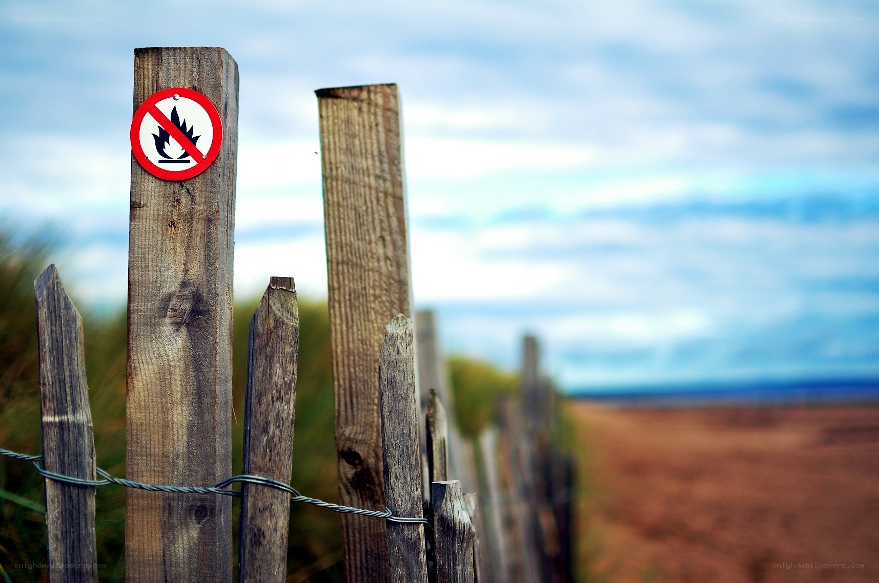 No fire sign on fence