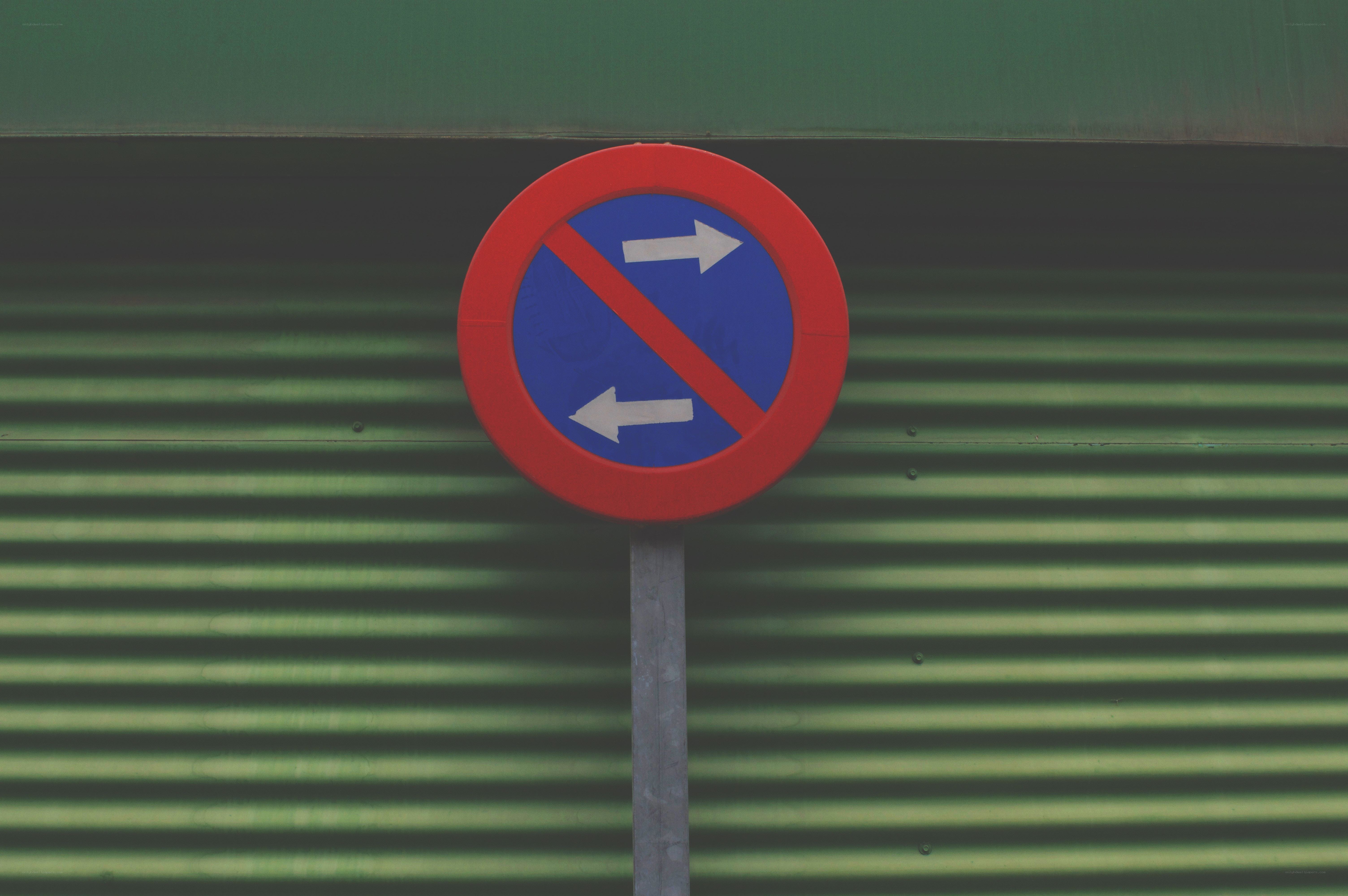 No right or left turn sign