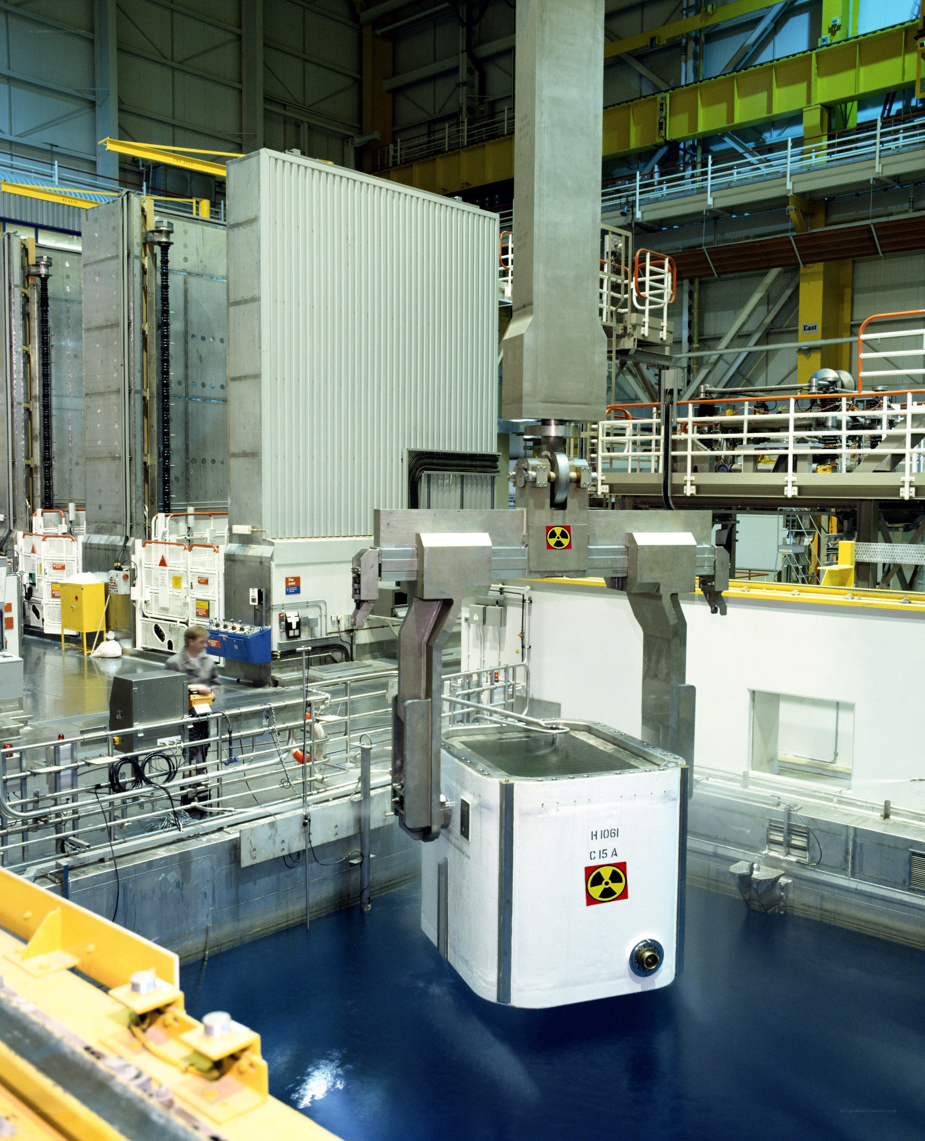 Nuclear fuel handling in a reactor facility