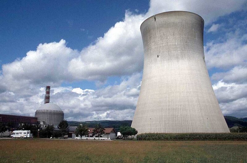 Nuclear power plant with cooling tower
