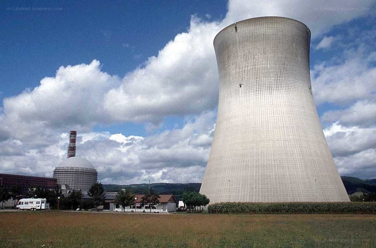 Nuclear power plant with cooling tower