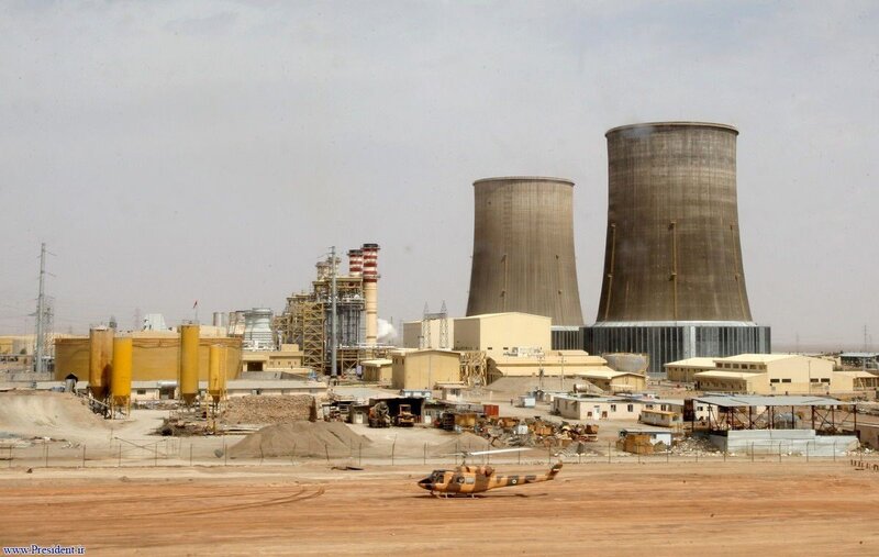 Nuclear power plant with cooling towers