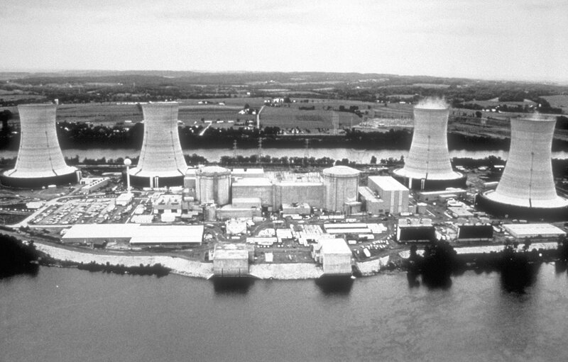 Nuclear power plant with cooling towers