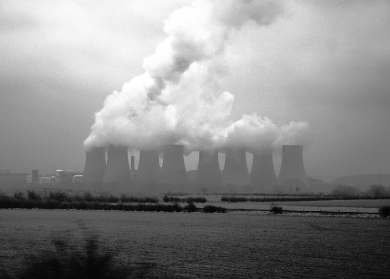 Nuclear power plant with cooling towers