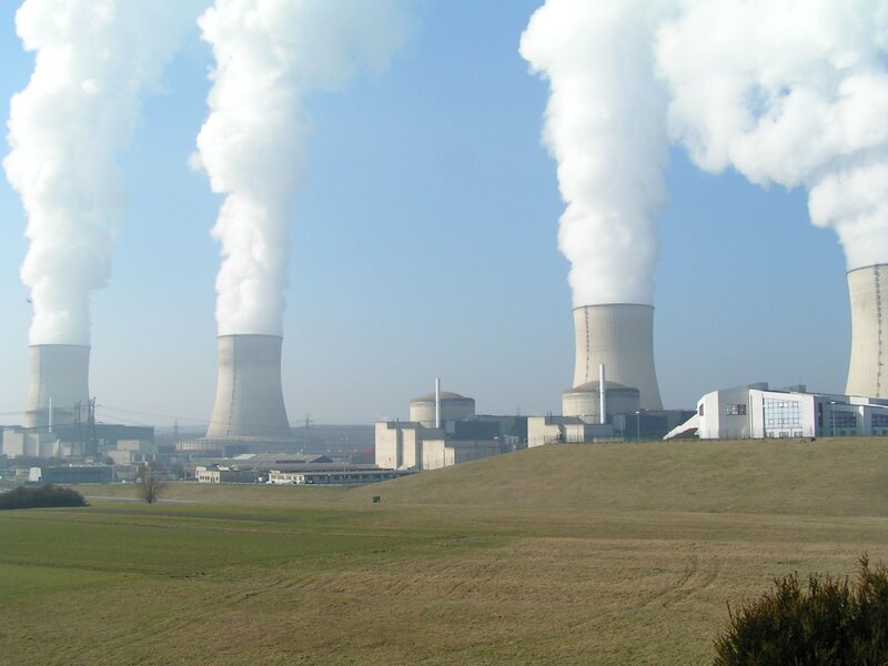 Nuclear power plant with cooling towers