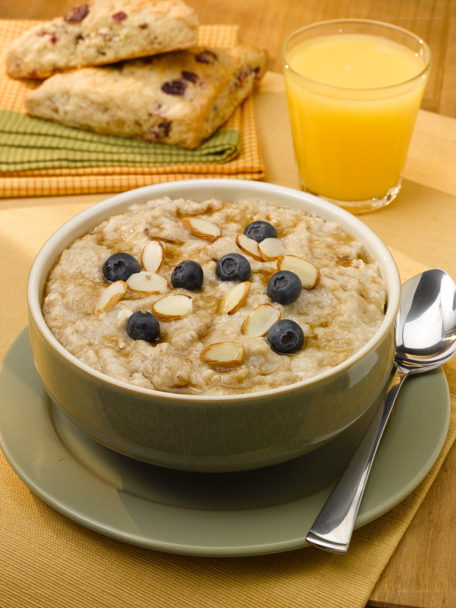 oatmeal with blueberries and almonds