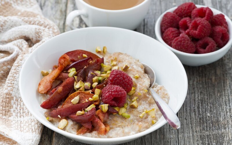oatmeal with fruit and nuts