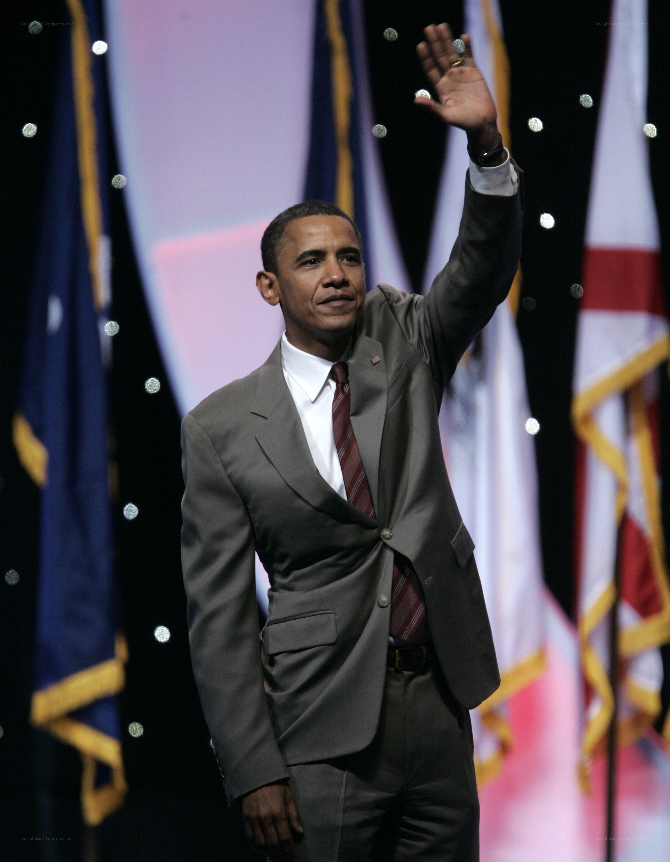 Obama waves to crowd